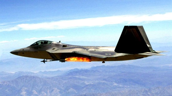 Được biết, máy bay chiến đấu tàng hình F-22, máy bay ném bom chiến lược B-52 Mỹ cũng tham gia cuộc diễn tập quân sự Key Resolve giữa Hàn-Mỹ. Trong hình là máy bay F-22 phóng tên lửa.